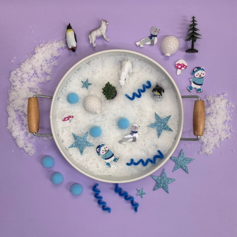 Snow sensory tray with artic animals 